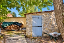 ROCBARON (83) - TRES JOLIE MAISON DE PLAIN PIED SUR 700 M² - 3 CHAMBRES - GRAND GARAGE - 2 CABANONS EN DUR