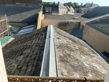 Immeuble à vendre LA CHARTRE-SUR-LE-LOIR (72)MMEUBLE DE RAPPORT – COMMERCE + 2 APPARTEMENTS 