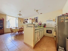 Immeuble à vendre LA CHARTRE-SUR-LE-LOIR (72)MMEUBLE DE RAPPORT – COMMERCE + 2 APPARTEMENTS 