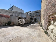 Immeuble à vendre LA CHARTRE-SUR-LE-LOIR (72)MMEUBLE DE RAPPORT – COMMERCE + 2 APPARTEMENTS 