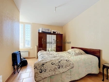 Immeuble à vendre LA CHARTRE-SUR-LE-LOIR (72)MMEUBLE DE RAPPORT – COMMERCE + 2 APPARTEMENTS 