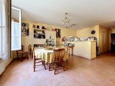 Immeuble à vendre LA CHARTRE-SUR-LE-LOIR (72)MMEUBLE DE RAPPORT – COMMERCE + 2 APPARTEMENTS 