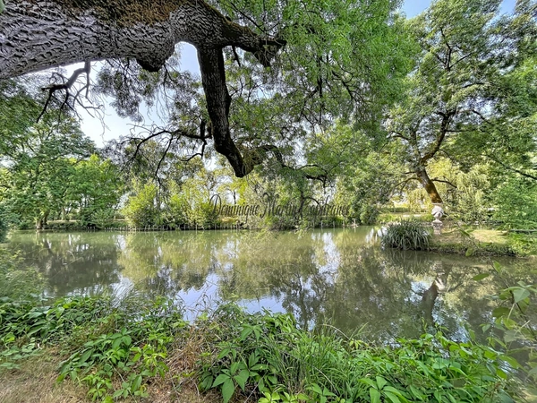 LA CHARTRE SUR LE LOIR (72)-Vue imprenable sur le Loir – Maison familiale rénovée avec jardin d'exception à 500 m du centre-ville