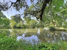 LA CHARTRE SUR LE LOIR (72) - Breathtaking view of the Loir river - Renovated family home with exceptional garden, 500m from the town centre