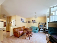 Immeuble à vendre LA CHARTRE-SUR-LE-LOIR (72)MMEUBLE DE RAPPORT – COMMERCE + 2 APPARTEMENTS 