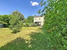 LA CHARTRE SUR LE LOIR (72) - Breathtaking view of the Loir river - Renovated family home with exceptional garden, 500m from the town centre