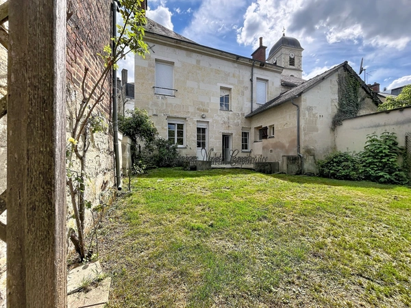 LA CHARTRE-SUR-LE-LOIR – Maison de caractère 118 m² | Jardin, dépendance, parking privé, 5 chambres