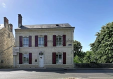 LA CHARTRE SUR LE LOIR (72) - Breathtaking view of the Loir river - Renovated family home with exceptional garden, 500m from the town centre