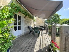 LA CHARTRE SUR LE LOIR (72) - Breathtaking view of the Loir river - Renovated family home with exceptional garden, 500m from the town centre