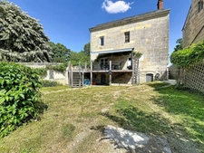 LA CHARTRE SUR LE LOIR (72) - Breathtaking view of the Loir river - Renovated family home with exceptional garden, 500m from the town centre