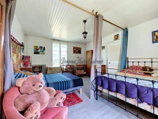 LA CHARTRE SUR LE LOIR (72) - Breathtaking view of the Loir river - Renovated family home with exceptional garden, 500m from the town centre