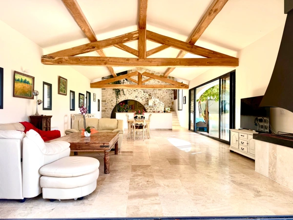 Entre Uzès et Nîmes – Mas de caractère 360 m², piscine, 1,7 ha et vignes  Maison à vendre 9 pièces  (30)
