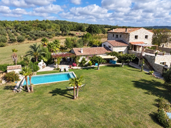 Entre Uzès et Nîmes – Mas de caractère 360 m², piscine, 1,7 ha et vignes  Maison à vendre 9 pièces  (30)