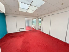 Bureaux / local commercial à vendre – Convention – Vitrine sur rue et 5 parkings