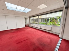 Bureaux / local commercial à vendre – Convention – Vitrine sur rue et 5 parkings