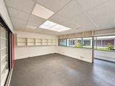 Bureaux / local commercial à vendre – Convention – Vitrine sur rue et 5 parkings