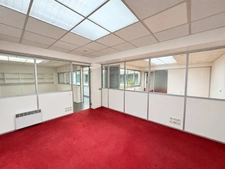 Bureaux / local commercial à vendre – Convention – Vitrine sur rue et 5 parkings