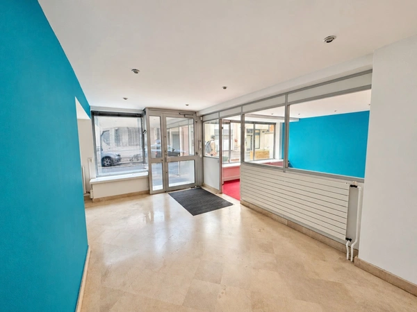 Bureaux / local commercial à vendre – Convention – Vitrine sur rue et 5 parkings