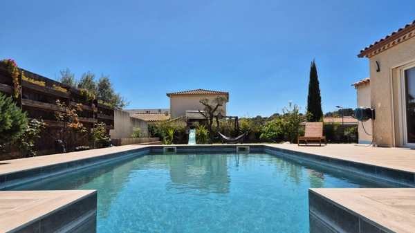 Dpt Gard (30), Poulx, maison P5 R+1, environ 130 m², terrain 505 m², piscine, garage.