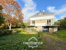 Maison familiale avec vue imprenable sur le canal – Pontivy centre.Surface terrain : 683 m² | 5 chambres | 2 salles d’eau + 1 salle de bain | Sous-sol total | Carport camping-car | Pompe à chaleur géo