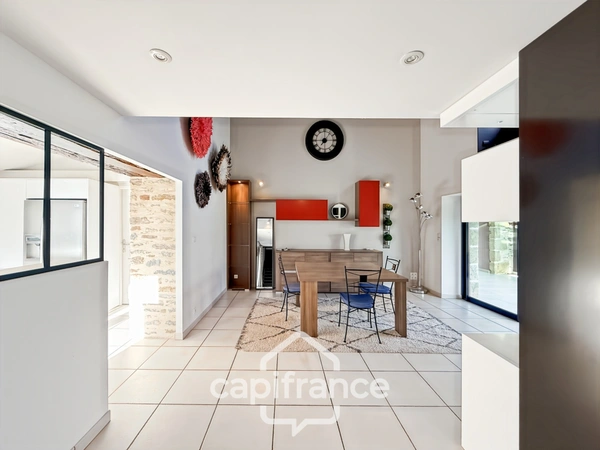 Maison en pierre rénovée – 300 m² habitables – 10 pièces – Terrain 2 800 m² – Réguiny – Garage – Vie de plain-pied