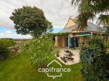Spacieuse maison familiale en brique – 4 chambres, terrasse de 60 m² avec pergola – Proximité immédiate du centre de Noyal-Pontivy