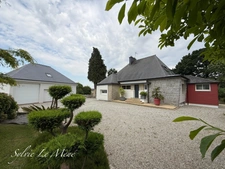 Maison d’architecte familiale rénovée – 180 m² habitables – Terrain de 2000 m² – Centre-ville avec vue sur la campagne