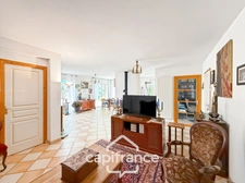Spacieuse maison familiale en brique – 4 chambres, terrasse de 60 m² avec pergola – Proximité immédiate du centre de Noyal-Pontivy