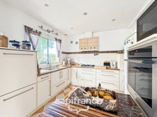 Spacieuse maison familiale en brique – 4 chambres, terrasse de 60 m² avec pergola – Proximité immédiate du centre de Noyal-Pontivy