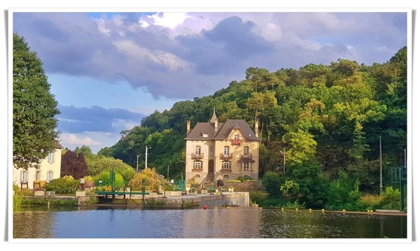 Dpt Morbihan (56), à vendre ROHAN propriete P17 de 338 m² - Terrain de 31 655 m² 
