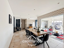 Maison contemporaine de plain-pied de 160 m² – 4 chambres – Véranda de 27 m² avec spa – Double garage – Carport – Noyal-Pontivy