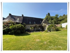 For sale: Exceptional property in the heart of Pontivy town centre – 5 bedrooms – Enclosed garden – No overlooked views