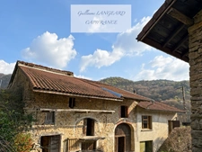 Bolozon (01) Authentique maison en pierres 133 m² – 5 ch – terrain 3200 m² – Dépendances et caves voutées