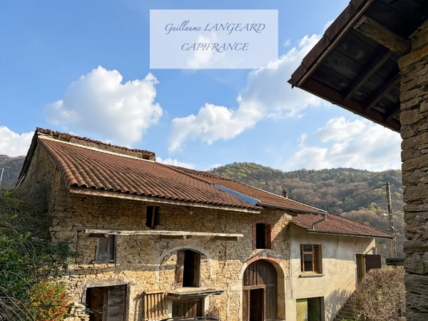 Bolozon (01) Authentique maison en pierres 133 m² – 5 ch – terrain 3200 m² – Dépendances et caves voutées