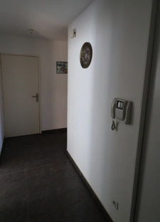 In the center of Montrevel-en-Bresse, a bright 2-bedroom apartment with balcony, top floor and garage – in a recent building 