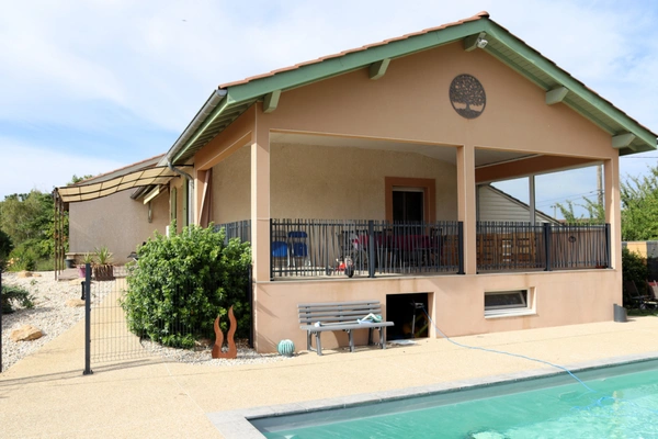 SAINT-BÉNIGNE – Villa d'exception avec piscine, vue sur les Monts du Mâconnais et terrain de 4 608 m²