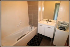 In the center of Montrevel-en-Bresse, a bright 2-bedroom apartment with balcony, top floor and garage – in a recent building 