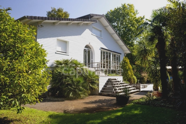 Dpt Gironde (33), à vendre MARTIGNAS SUR JALLE Ensemble immobilier 300m² - Terrain 1617m² 