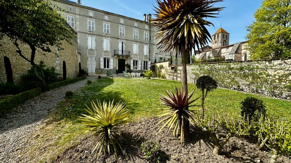 Dpt Charente (16), à vendre BARBEZIEUX SAINT HILAIRE maison de caractère 