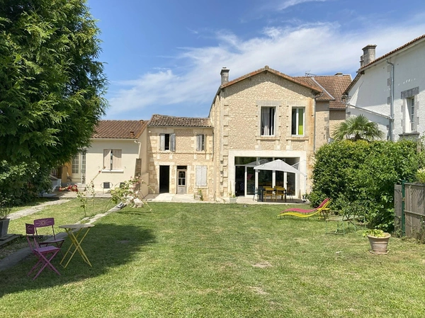 À VENDRE – BARBEZIEUX-SAINT-HILAIRE (16) – Propriété de caractère - cœur de ville