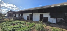 ENSEMBLE IMMOBILIER À FORT POTENTIEL – HANGAR AGRICOLE, STOCKAGE, BOXES À CHEVAUX ET MAISON – ENVIRON 5 000 m² DE TERRAIN