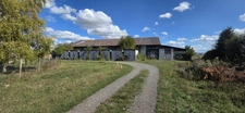 ENSEMBLE IMMOBILIER À FORT POTENTIEL – HANGAR AGRICOLE, STOCKAGE, BOXES À CHEVAUX ET MAISON – ENVIRON 5 000 m² DE TERRAIN