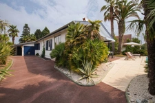 Derrière son portail se cache une belle surprise… Une villa de plain-pied entièrement rénovée, tournée vers un jardin paysager et une piscine, dans le quartier recherché de Chapelet à Arcangues.