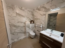 SAINT-TROPEZ – PLACE DES LICES – STUDIO DE STANDING AVEC BALCON ET GARAGE