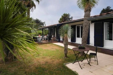 Derrière son portail se cache une belle surprise… Une villa de plain-pied entièrement rénovée, tournée vers un jardin paysager et une piscine, dans le quartier recherché de Chapelet à Arcangues.