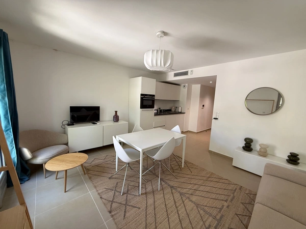 SAINT-TROPEZ – PLACE DES LICES – STUDIO DE STANDING AVEC BALCON ET GARAGE