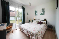 Derrière son portail se cache une belle surprise… Une villa de plain-pied entièrement rénovée, tournée vers un jardin paysager et une piscine, dans le quartier recherché de Chapelet à Arcangues.
