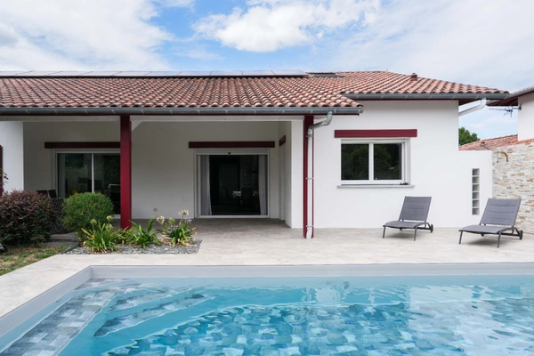 Maison contemporaine d’exception avec piscine – Élégance, confort et performance énergétique au cœur de Larressore