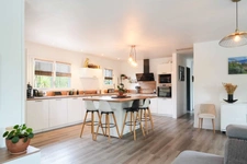 Derrière son portail se cache une belle surprise… Une villa de plain-pied entièrement rénovée, tournée vers un jardin paysager et une piscine, dans le quartier recherché de Chapelet à Arcangues.