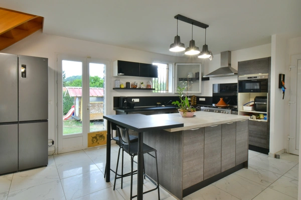 Maison Familiale Contemporaine avec Piscine à Saint-Pée-sur-Nivelle